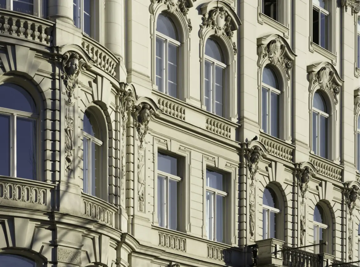 Fassade eines historischen Wiener Gebäudes mit Steinmetzarbeiten