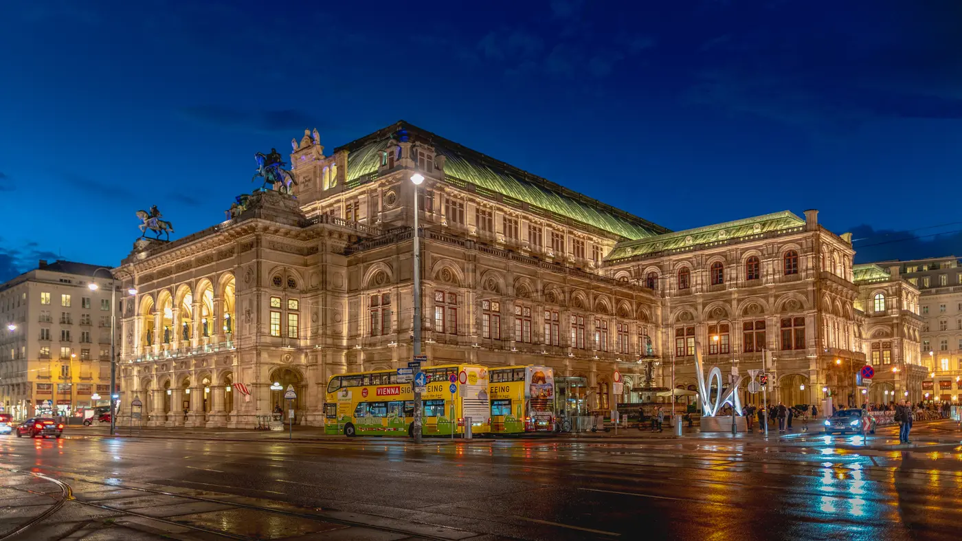 Wiener Staatsoper bei Nacht